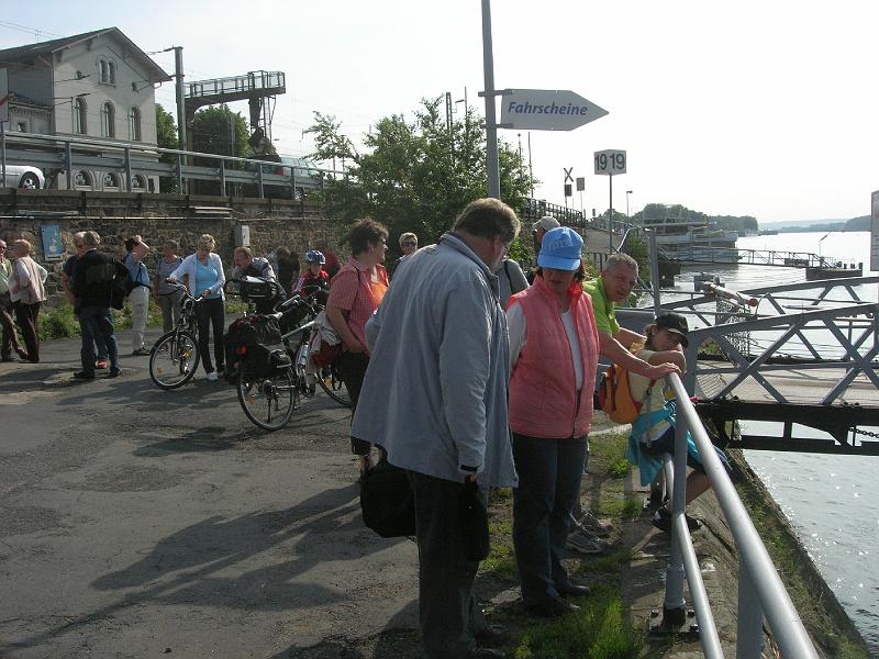 2009-05-Ausflug-Bacharach 005.jpg - und warten auf die Personenschiffchenfähre
